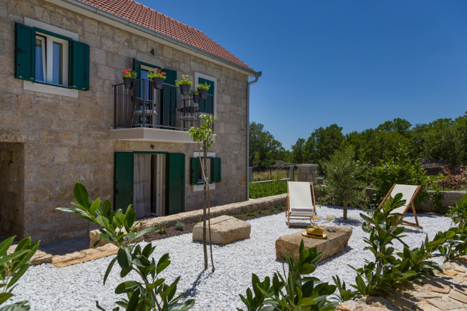 Bayne House, Cista Provo