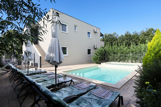 Villa Rocky s grijanim i baby bazenima, Zaton, Dalmacija