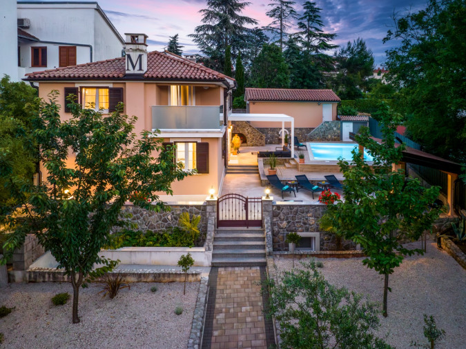 Mary's Villa u Malinskoj na otoku Krku, s bazenom i punionicom za električna vozila